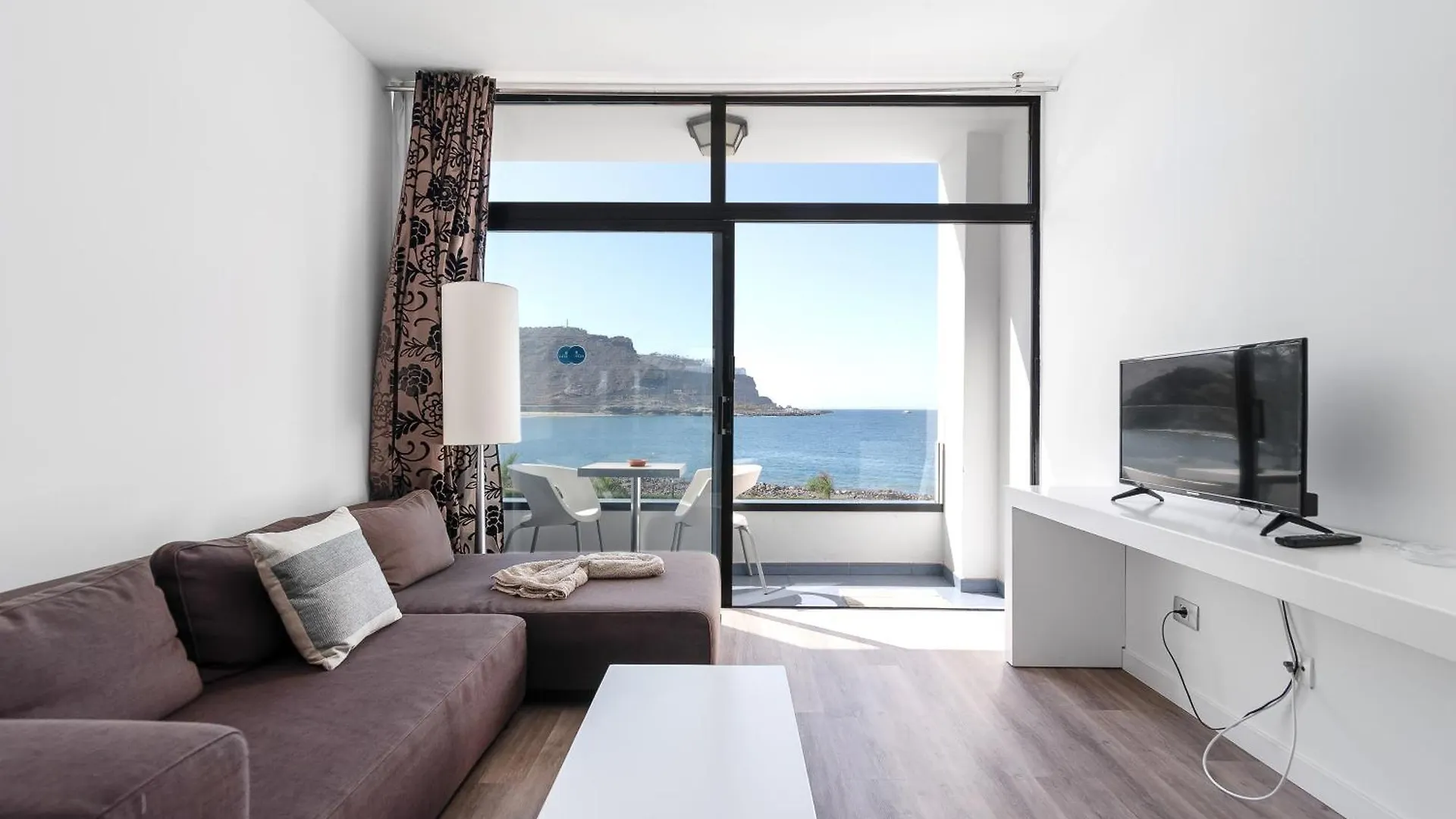 Home2Book Gorgeous Oceanfront Studio Mogan, Views 0*,  Espanha