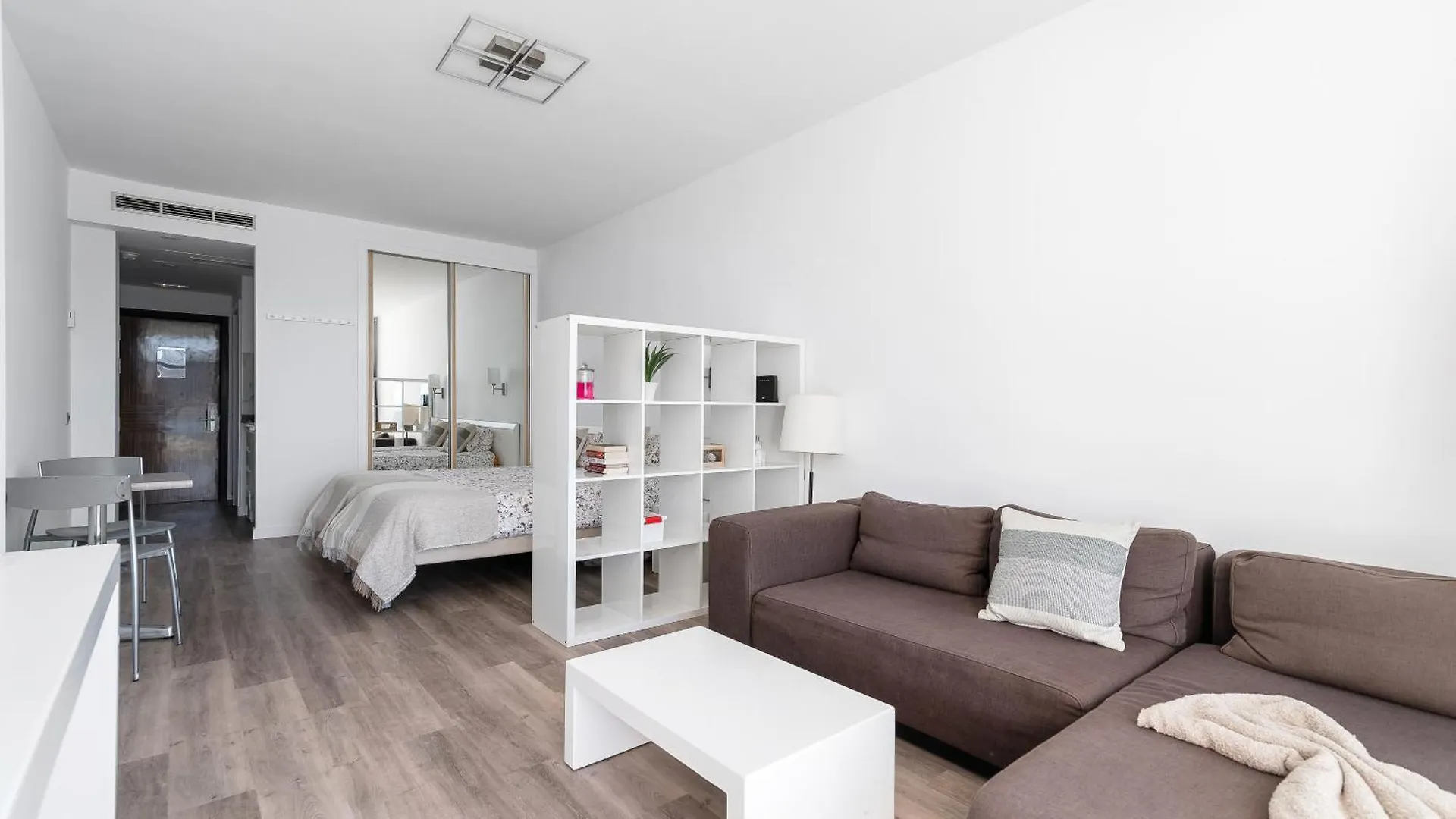 Home2Book Gorgeous Oceanfront Studio Mogan, Views Apartman