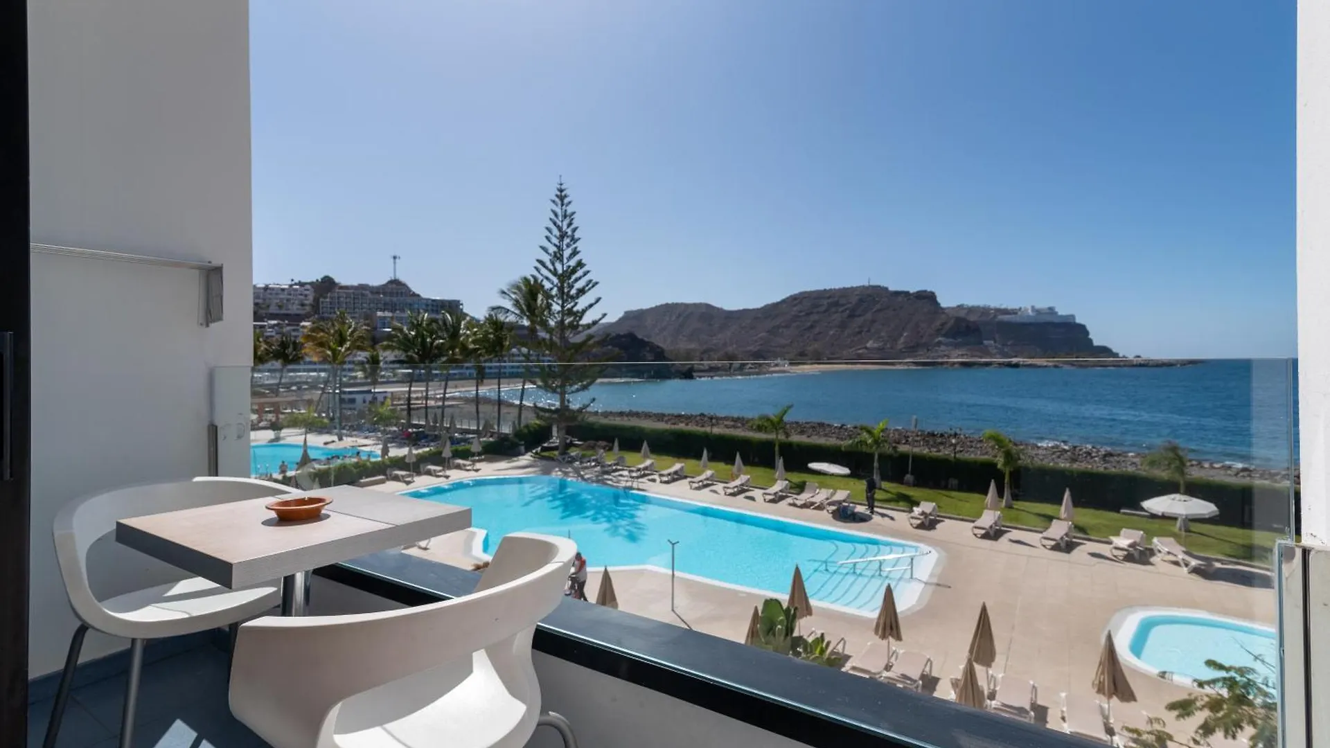 Home2Book Gorgeous Oceanfront Studio Mogan, Views Apartman